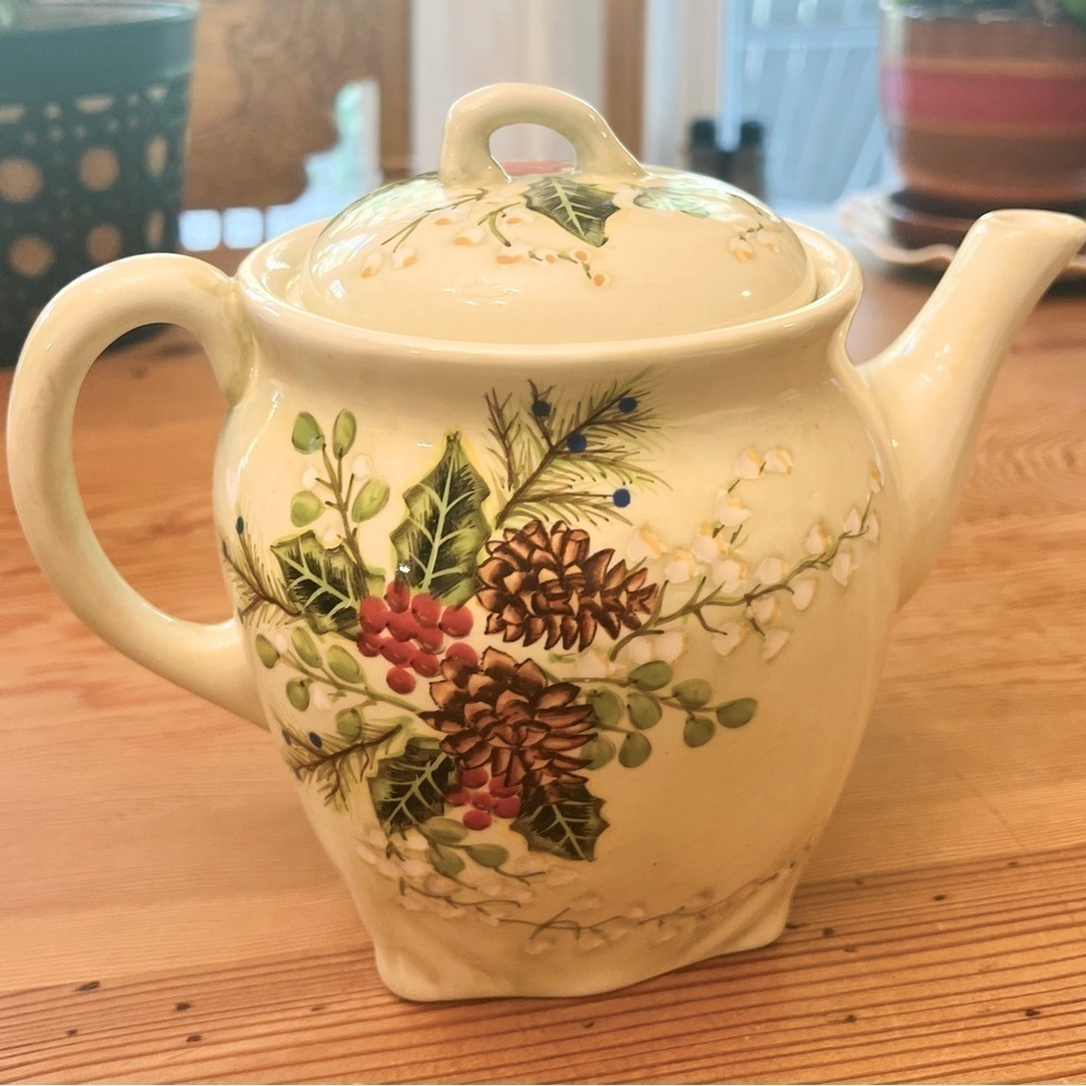 Harry and David Floral Berry and Pine
Teapot